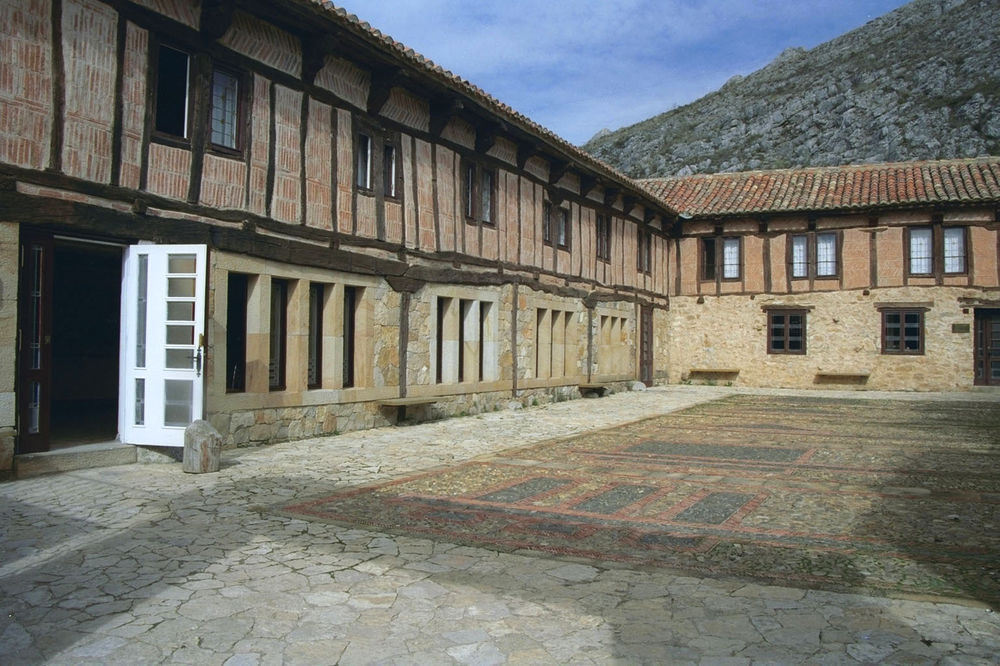 Hotel Santa Maria La Real 3*